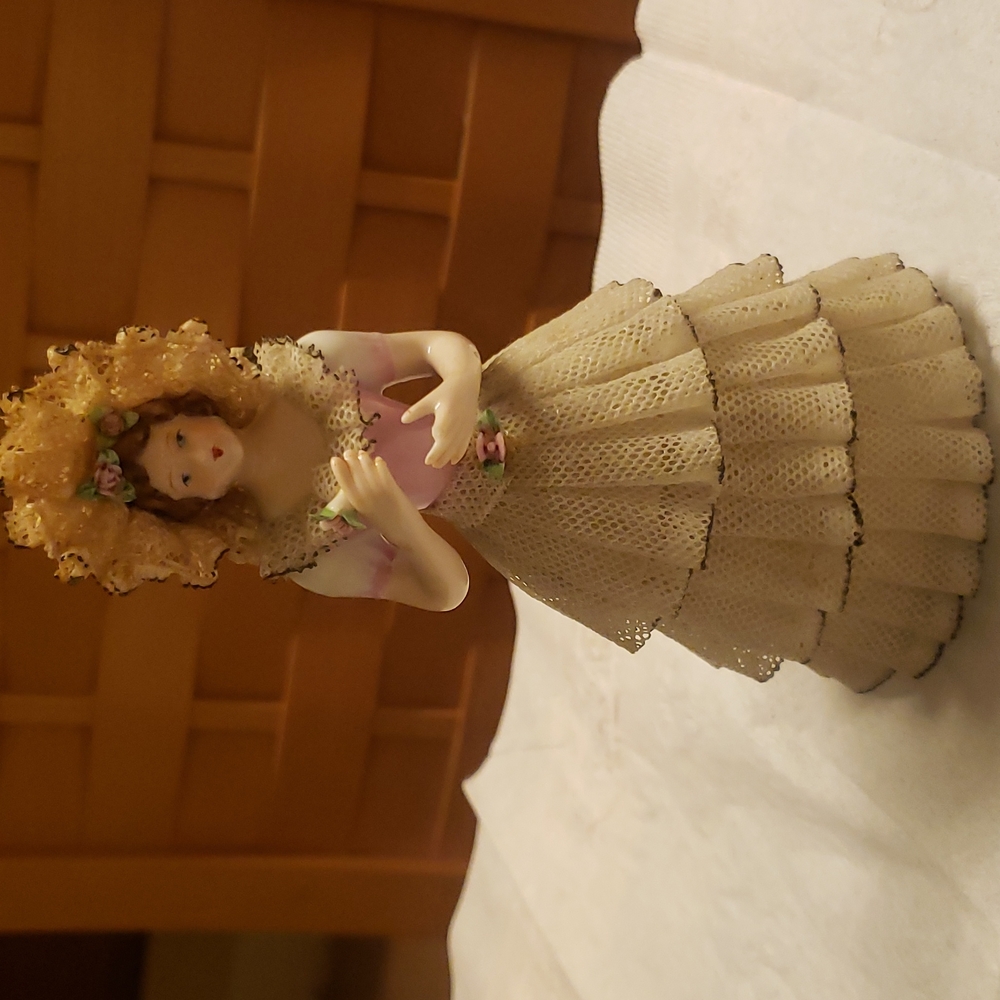 Lace lady figurine - Occupied Japan